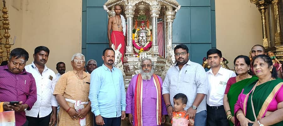 ಮಹದೇಶ್ವರ ಬೆಟ್ಟದಲ್ಲಿನ ಬೆಳ್ಳಿ ರಥಕ್ಕೆ ಮೈಸೂರಿನ ದಾನಿಗಳು ಬೆಳ್ಳಿ ಕೊಳಗವನ್ನು ಸೋಮವಾರ ಅರ್ಪಿಸಿದರು. ಪ್ರಾಧಿಕಾರದ ಕಾರ್ಯದರ್ಶಿ ರಘು ಇತರರು ಭಾಗವಹಿಸಿದ್ದರು