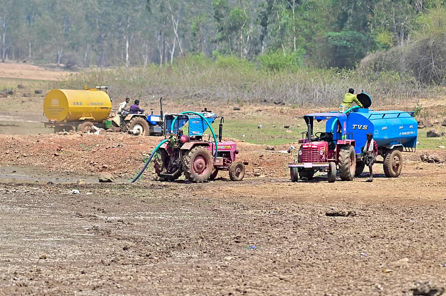 ದಾವಣಗೆರೆ ಜಿಲ್ಲೆಯ ಹರಿಹರ ತಾಲ್ಲೂಕಿನ ಕೊಂಡಜ್ಜಿ ಕೆರೆ ಸಂಪೂರ್ಣ ಬರಿದಾಗುತ್ತಿದ್ದು, ಅಳಿದುಳಿದ ನೀರನ್ನು ಟ್ಯಾಂಕರ್ಗಳ ಮೂಲಕ ಸಾಗಿಸಲಾಗುತ್ತಿದೆ –ಪ್ರಜಾವಾಣಿ ಚಿತ್ರಗಳು/ ಸತೀಶ ಬಡಿಗೇರ್