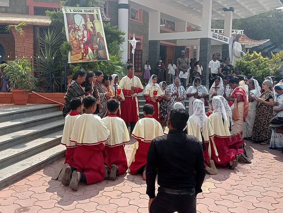 ಹರಿಹರದ ಆರೋಗ್ಯ ಮಾತೆ ಚರ್ಚ್ನಲ್ಲಿ ಶುಭ ಶುಕ್ರವಾರ ನಿಮಿತ್ತ ಕ್ರೈಸ್ತರು ಶಿಲುಬೆ ಹಾದಿ ಪ್ರಾರ್ಥನಾ ವಿಧಿಯಯಲ್ಲಿ ಭಾಗವಹಿಸಿದ್ದರು