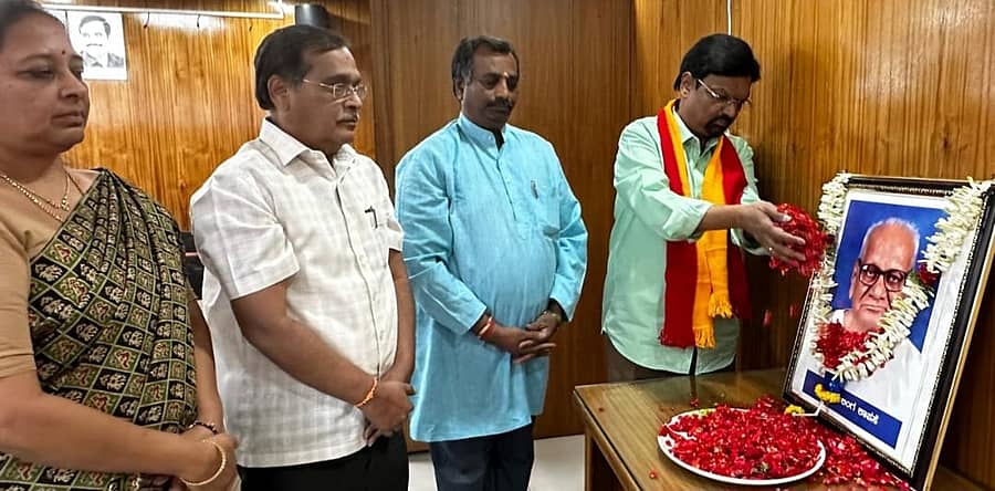 ಗುರುಲಿಂಗ ಕಾಪಸೆ ಅವರ ಭಾವಚಿತ್ರಕ್ಕೆ ಮಹೇಶ ಜೋಶಿ ಪುಷ್ಪ ನಮನ ಸಲ್ಲಿಸಿದರು. ಕನ್ನಡ ಸಾಹಿತ್ಯ ಪರಿಷತ್ತಿನ ಗೌರವ ಕಾರ್ಯದರ್ಶಿಗಳಾದ ಪದ್ಮಿನಿ ನಾಗರಾಜು, ನೇ.ಭ.ರಾಮಲಿಂಗ ಶೆಟ್ಟಿ, ಗೌರವ ಕೋಶಾಧ್ಯಕ್ಷ ಬಿ.ಎಂ.ಪಟೇಲ ಪಾಂಡು ಪಾಲ್ಗೊಂಡಿದ್ದರು.