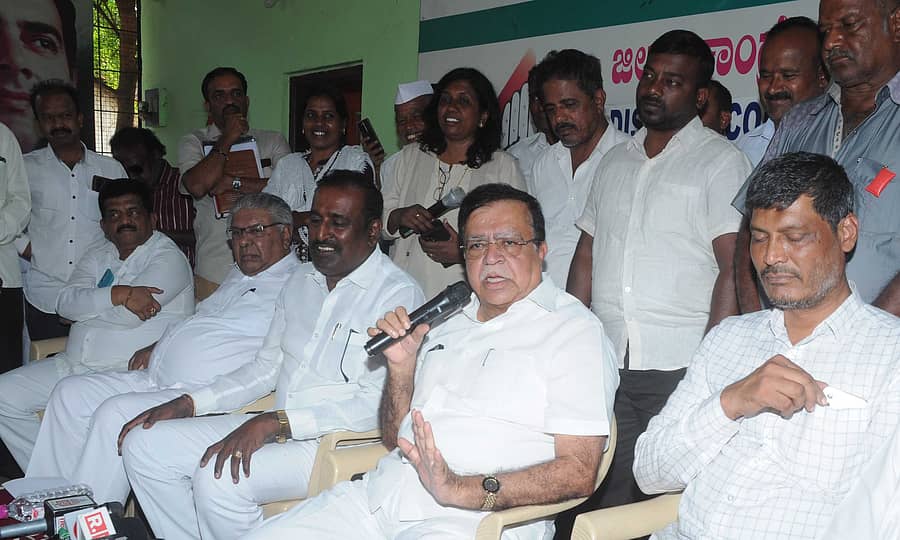 ತುಮಕೂರು ಕಾಂಗ್ರೆಸ್ ಕಚೇರಿಯಲ್ಲಿ ಸೋಮವಾರ ನಡೆದ ಪಕ್ಷದ ಮುಖಂಡರು, ಕಾರ್ಯಕರ್ತರ ಸಭೆಯಲ್ಲಿ ಸಹಕಾರ ಸಚಿವ ಕೆ.ಎನ್.ರಾಜಣ್ಣ ಮಾತನಾಡಿದರು. ಮುಖಂಡರಾದ ಎಸ್.ಷಫಿಅಹ್ಮದ್, ಚಂದ್ರಶೇಖರ್ಗೌಡ, ಇಕ್ಬಾಲ್ ಅಹ್ಮದ್ ಇತರರು ಉಪಸ್ಥಿತರಿದ್ದರು