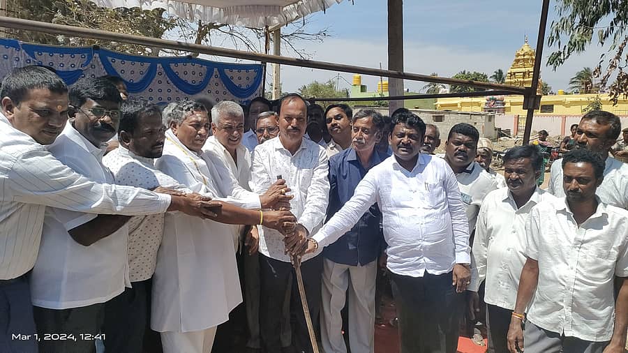 ದೇವನಹಳ್ಳಿಯ ಗಂಗವಾರ ಚೌಡಪ್ಪನಹಳ್ಳಿ ಗ್ರಾಮದಲ್ಲಿ ರಸ್ತೆ ಕಾಮಗಾರಿಗೆ ಜಿಲ್ಲಾ ಉಸ್ತುವಾರಿ ಸಚಿವ ಕೆ.ಎಚ್‌.ಮುನಿಯಪ್ಪ ಭೂಮಿ ಪೂಜೆ ಮಾಡಿ ಚಾಲನೆ ನೀಡಿದರು. ಇದೇ ವೇಳೆ ಸ್ಥಳೀಯ ಮುಖಂಡರು ಉಪಸ್ಥಿತರಿದ್ದರು.