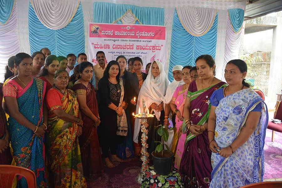ಬೈಲಹೊಂಗಲ ಪುರಸಭೆಯಲ್ಲಿ ನಡೆದ ಮಹಿಳಾ ದಿನಾಚರಣೆ ಕಾರ್ಯಕ್ರಮವನ್ನು ಉಪವಿಭಾಗಾಧಿಕಾರಿ ಪ್ರಭಾವತಿ ಫಕೀರಪುರ ಉದ್ಘಾಟಿಸಿದರು. ಮಹಿಳಾ ನ್ಯಾಯವಾದಿಗಳು, ಪುರಸಭೆ ಸದಸ್ಯರು ಇದ್ದರು