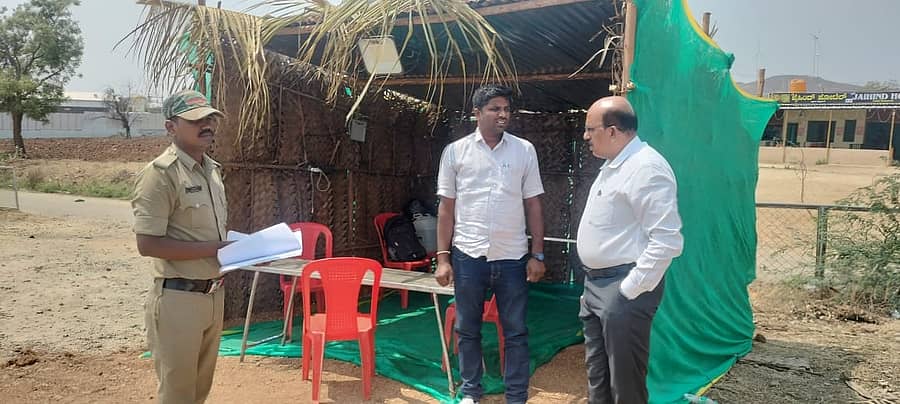 ಚಿತ್ರದುರ್ಗ ನಗರದ ಹೊರವಲಯದಲ್ಲಿ ತೆಂಗಿನ ಗರಿ ಬಳಸಿ ನಿರ್ಮಿಸಿದ ಚೆಕ್ಪೋಸ್ಟ್ಗೆ ಜಿಲ್ಲಾಧಿಕಾರಿ ಟಿ.ವೆಂಕಟೇಶ್ ಭೇಟಿ ನೀಡಿ ಪರಿಶೀಲಿಸಿದರು