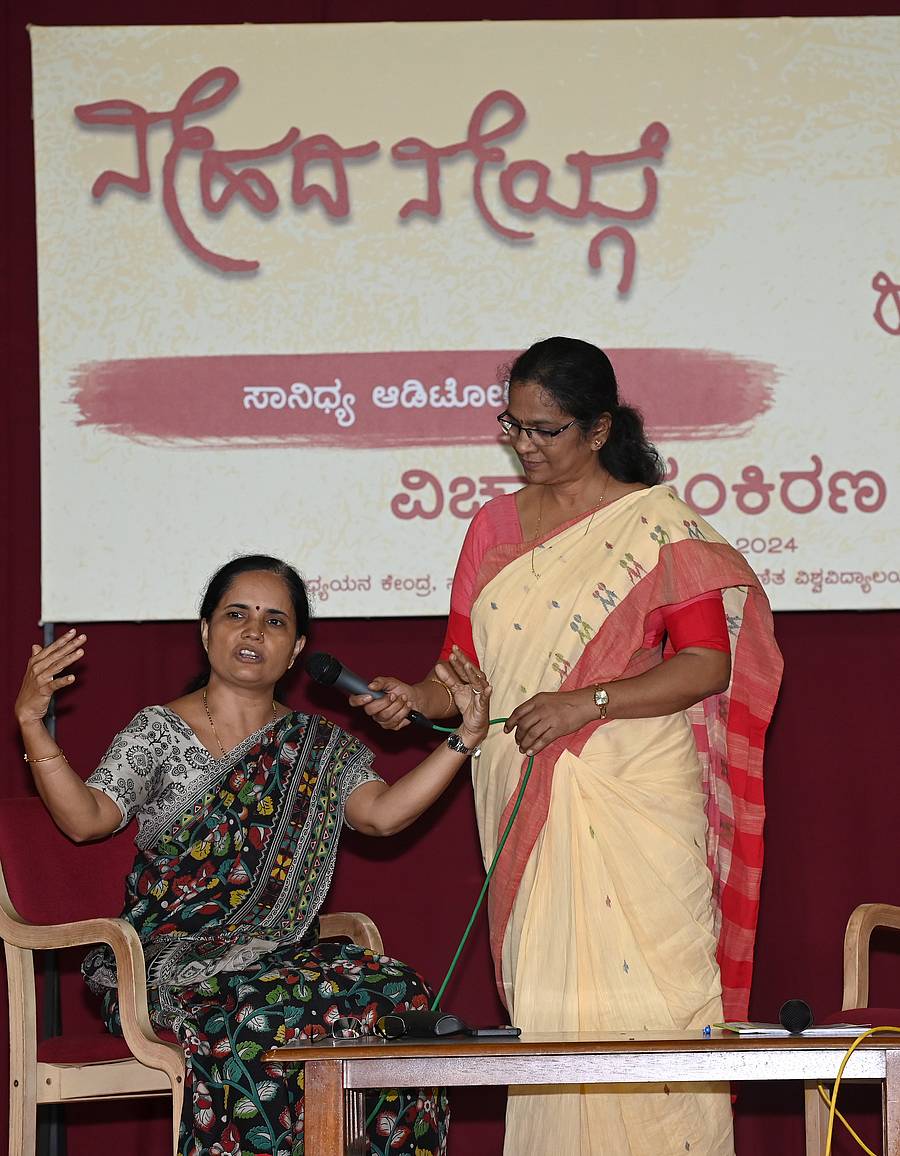  'ನೇಹದ ನೆಯ್ಗೆ' ರಂಗೋತ್ಸವದ ಸಂವಾದದಲ್ಲಿ ಸುಧಾ ಆಡುಕಳ ಮಾತನಾಡಿದರು. ಅಭಿಲಾಷಾ ಹಂದೆ ಭಾಗವಹಿಸಿದ್ದರು- ಪ್ರಜಾವಾಣಿ ಚಿತ್ರ