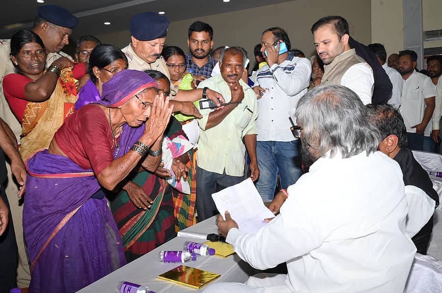 ಜಿಲ್ಲಾ ಉಸ್ತುವಾರಿ ಸಚಿವ ಈಶ್ವರ ಬಿ. ಖಂಡ್ರೆ ಅವರಿಗೆ ಮಹಿಳೆಯೊಬ್ಬರು ಕೈಮುಗಿದು ಸಮಸ್ಯೆ ಬಗೆಹರಿಸುವಂತೆ ಕೋರಿದರು