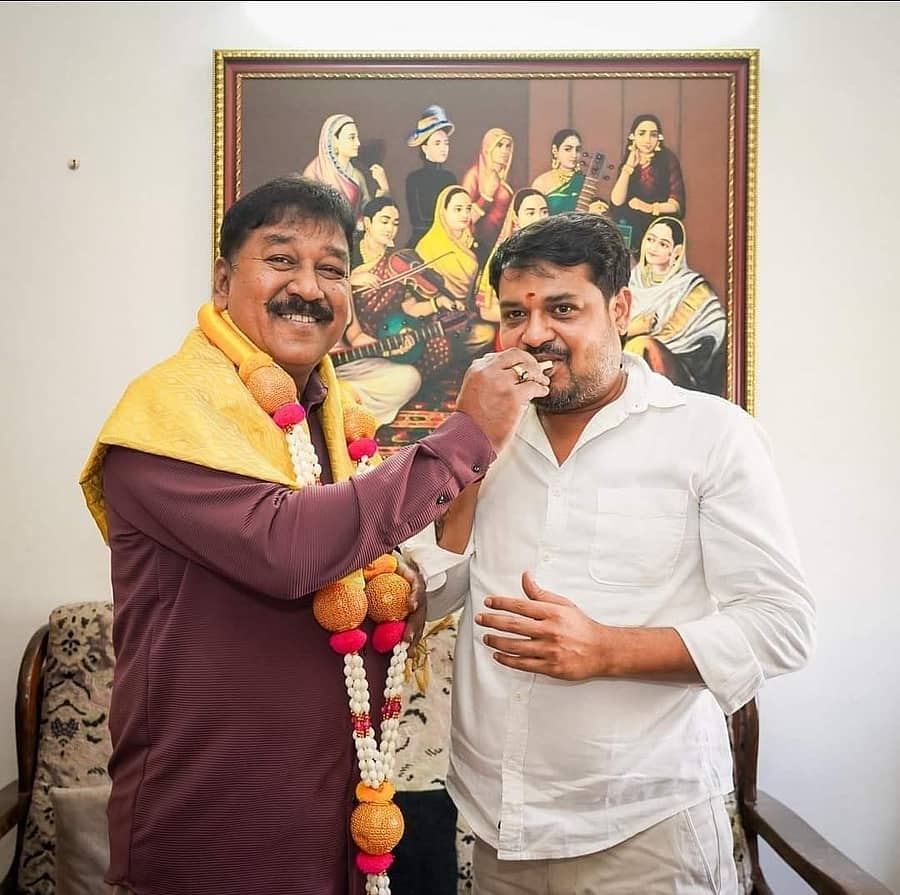 ಕೊಳ್ಳೇಗಾಲ ಶಾಸಕ ಎ.ಆರ್.ಕೃಷ್ಣಮೂರ್ತಿ ಅವರು ಕಾಂಗ್ರೆಸ್ ಅಭ್ಯರ್ಥಿ ಸುನೀಲ್ ಬೋಸ್ ಅವರಿಗೆ ಸಿಹಿ ತಿನ್ನಿಸಿದರು