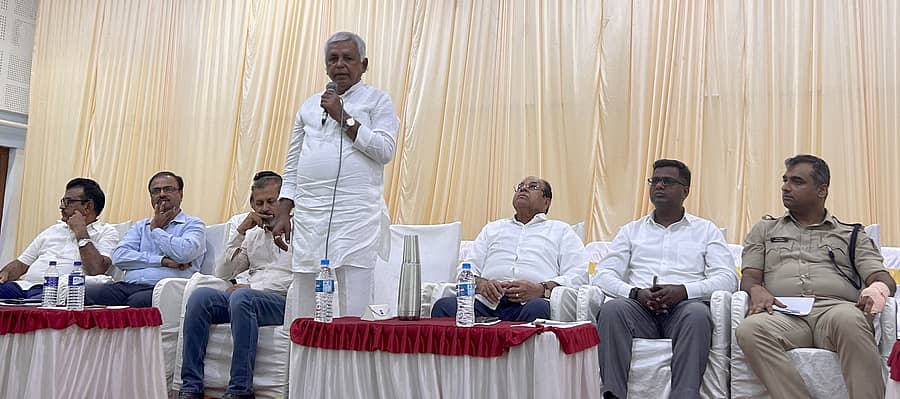 ಬ್ಯಾಡಗಿ ಎಪಿಎಂಸಿ ಆಡಳಿತ ಕಚೇರಿಗೆ ನುಗ್ಗಿ ಹಾನಿಗೊಳಿಸಿದ ಹಿನ್ನೆಲೆಯಲ್ಲಿ ಮಂಗಳವಾರ ಸಿದ್ದೇಶ್ವರ ಕಲ್ಯಾಣ ಮಂಟಪದಲ್ಲಿ ನಡೆದ ಅಧಿಕಾರಿಗಳ ಹಾಗೂ ವರ್ತಕರ ಸಭೆಯಲ್ಲಿ ಶಾಸಕ ಬಸವರಾಜ ಶಿವಣ್ಣನವರ ಮಾತನಾಡಿದರು.