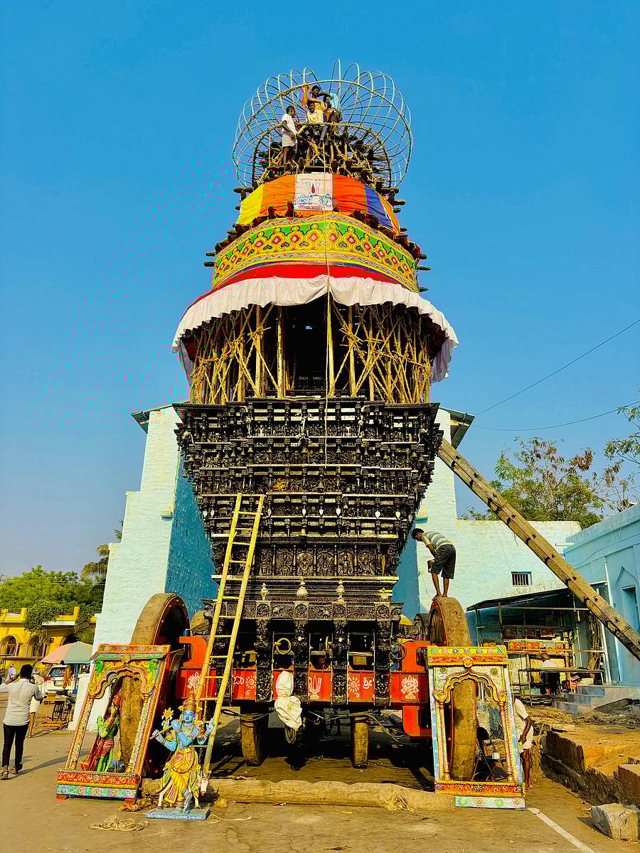 ಕನಕಗಿರಿಯ ಕನಕಾಚಲಪತಿ ರಥವನ್ನು ಕೆಲಸಗಾರರು ಶೃಂಗರಿಸುತ್ತಿರುವುದು ಶನಿವಾರ ಕಂಡುಬಂತು