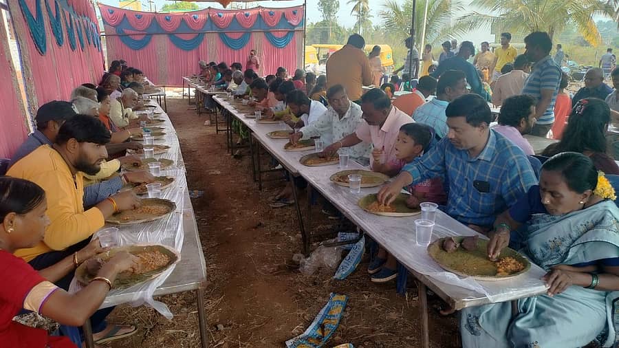 ಕನಕಪುರ ಕಲ್ಲಹಳ್ಳಿ ಗ್ರಾಮದಲ್ಲಿನ ಶನೇಶ್ವರಸ್ವಾಮಿಯ ವಾರ್ಷಿಕೋತ್ಸವದಲ್ಲಿ ನಡೆದ ಅನ್ನದಾಸೋಹದಲ್ಲಿ ಭಕ್ತರು ಪ್ರಸಾದ ಸ್ವೀಕರಿಸಿದರು