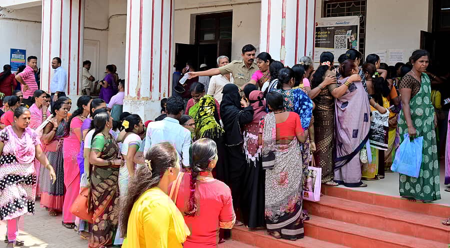 ಹುಬ್ಬಳ್ಳಿಯ ಸ್ಟೇಷನ್‌ ರಸ್ತೆ ಬಳಿ ಇರುವ ಮುಖ್ಯ ಅಂಚೆಕಚೇರಿ ಆವರಣದಲ್ಲಿ ಸೋಮವಾರ ಮಹಿಳೆಯರು ಉಳಿತಾಯ ಖಾತೆ ತೆರೆಯಲು ಜಮಾಯಿಸಿದ್ದರು
–ಪ್ರಜಾವಾಣಿ ಚಿತ್ರ: ಗೋವಿಂದರಾಜ ಜವಳಿ