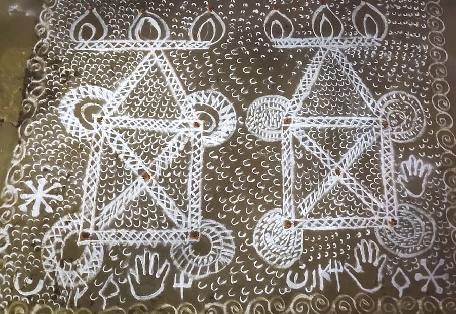 ಬಾಗೇಪಲ್ಲಿ ಪಟ್ಟಣದ ಡಾ.ಬಿ.ಆರ್.ಅಂಬೇಡ್ಕರ್ ಕಾಲೋನಿಯ ಗಂಗಮ್ಮ ದೇವಾಲಯದ ಮುಂದೆ ಮಹಿಳೆಯರು, ಹೆಣ್ಣುಮಕ್ಕಳು ಬಿಡಿಸಿದ ಚಂದಿರಮ್ಮನ ರಂಗೋಲಿಯ ಚಿತ್ರ