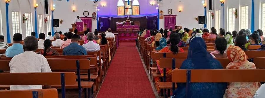 ಸಂತೇಮರಹಳ್ಳಿ ಸಮೀಪದ ಮಾದಾಪುರ ಗ್ರಾಮದ ಸಿಎಸ್‌ಐ ಸಾಡೇ ಸ್ಮಾರಕ ದೇವಾಲಯದಲ್ಲಿ ಗುಡ್ ಫ್ರೆöÊಡೆ ಅಂಗವಾಗಿ ಶುಕ್ರವಾರ ವಿಶೇಷ ಪೂಜೆ ಪಾರ್ಥನೆ ನಡೆಯಿತು.