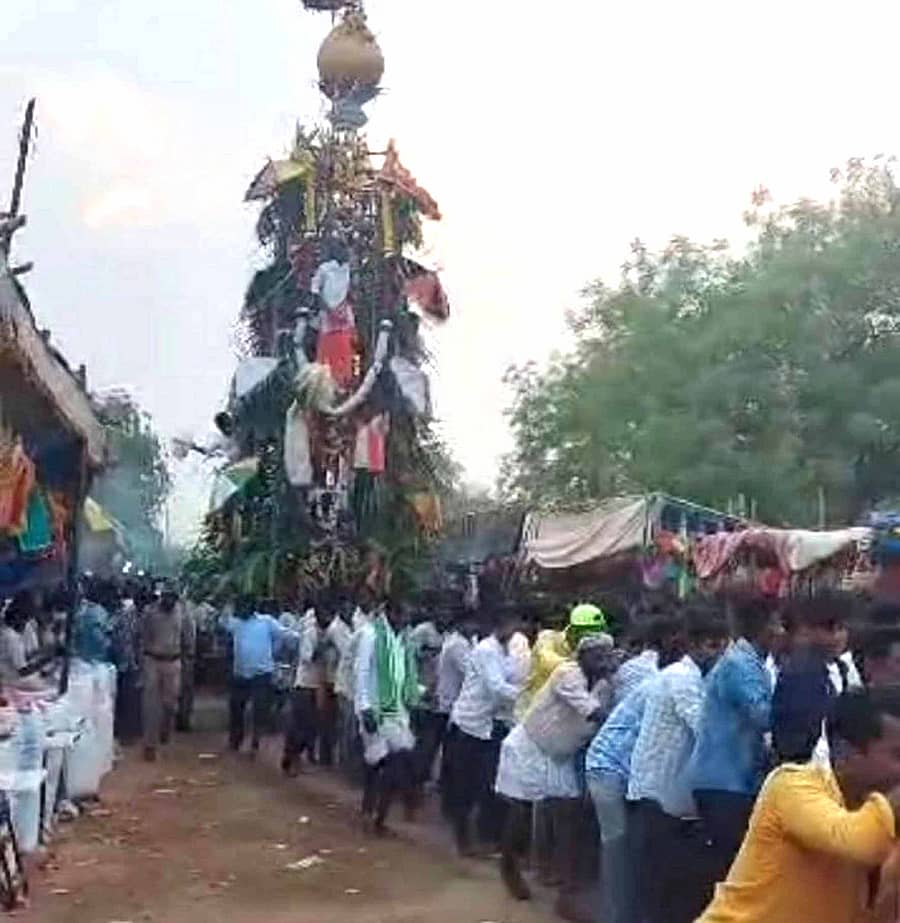 ಸುರಪುರ ಸಮೀಪದ ಹೆಬ್ಬಾಳ ಕೆ. ಗ್ರಾಮದಲ್ಲಿ ಭಾನುವಾರ ಪರಮಾನಂದ ಪ್ರಭುಗಳ ಜಾತ್ರೆ ಅಂಗವಾಗಿ ರಥೋತ್ಸವ ಜರುಗಿತು
