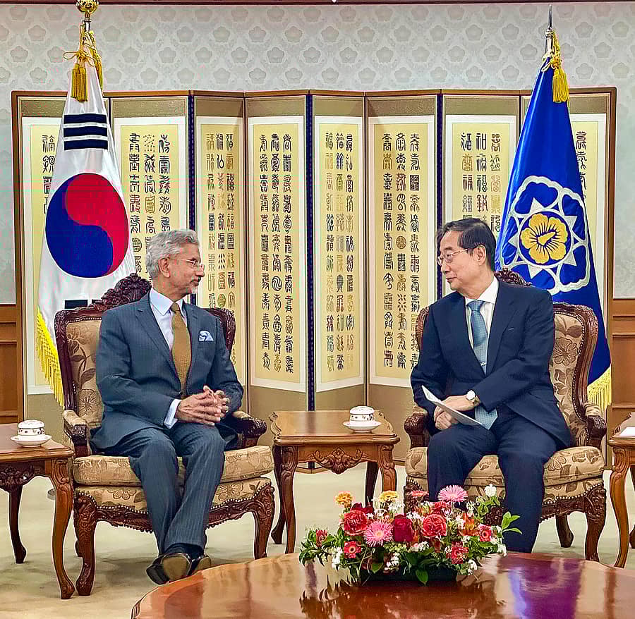 <div class="paragraphs"><p>ವಿದೇಶಾಂಗ ವ್ಯವಹಾರಗಳ ಸಚಿವ ಎಸ್.ಜೈಶಂಕರ್ ಮಂಗಳವಾರ ಸೋಲ್ನಲ್ಲಿ ದಕ್ಷಿಣ ಕೊರಿಯಾ ಪ್ರಧಾನಿ ಹ್ಯಾನ್ ಡಕ್ ಸೂ ಅವವರನ್ಉ ಭೇಟಿಯಾಗಿ ಚರ್ಚಿಸಿದರು. </p></div>