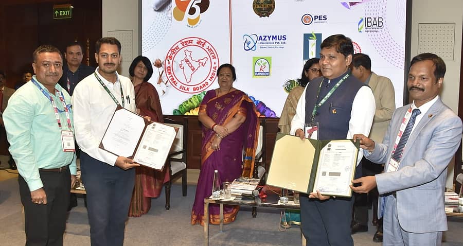 ನವದೆಹಲಿಯಲ್ಲಿ ಈಚೆಗೆ ನಡೆದ ‘ಭಾರತ್ ಟೆಕ್ಸ್ ಎಕ್ಸ್ಪೋ–2024’ದಲ್ಲಿ ಮೈಸೂರಿನ ಸಿಎಸ್ಆರ್ಟಿಐ ಅಭಿವೃದ್ಧಿಪಡಿಸಿದ ತಾಂತ್ರಿಕತೆಗಳ ವಾಣಿಜ್ಯೀಕರಣದ ಹಕ್ಕಿಗೆ ಸಂಬಂಧಿಸಿದ ಒಪ್ಪಂದಗಳಿಗೆ ಅಧಿಕಾರಿಗಳು ಮತ್ತು ಪ್ರತಿನಿಧಿಗಳು ಸಹಿ ಹಾಕಿದರು