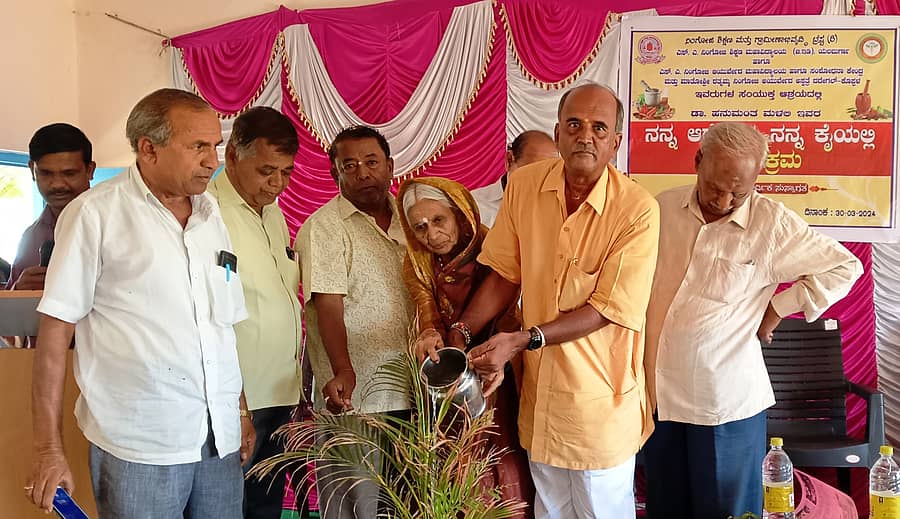 ಯಲಬುರ್ಗಾ ಪಟ್ಟಣದ ಎಸ್.ಎ. ನಿಂಗೋಜಿ ಶಿಕ್ಷಣ ಸಂಸ್ಥೆಯಲ್ಲಿ ‘ನನ್ನ ಆರೋಗ್ಯ ನನ್ನ ಕೈಯಲ್ಲಿ’ ಆರೋಗ್ಯ ಅರಿವು ಕಾರ್ಯಕ್ರಮಕ್ಕೆ ಪಾರಂಪರಿಕ ವೈದ್ಯ ಹನಮಂತ ಮಳಲಿ ಚಾಲನೆ ನೀಡಿದರು