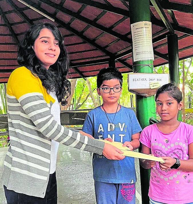 <div class="paragraphs"><p>ಗೌರಿ ಅವರಿಂದ ಪಕ್ಷಿಗಳ ಗರಿ ಸಂಗ್ರಹ</p></div>