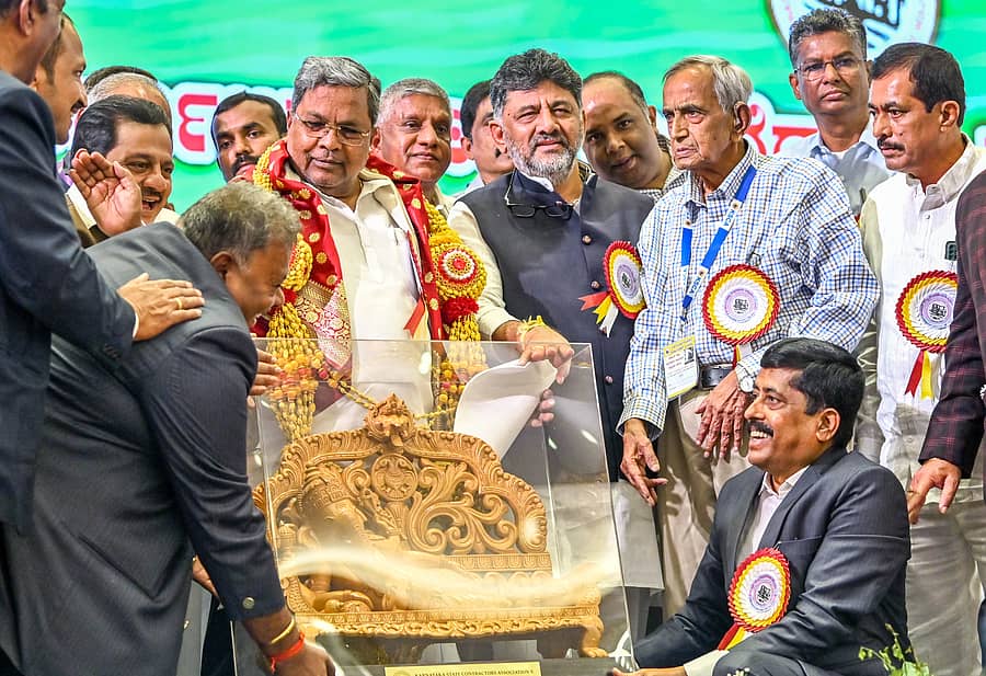 <div class="paragraphs"><p>ನಗರದಲ್ಲಿ ಸೋಮವಾರ ನಡೆದ ಕರ್ನಾಟಕ ರಾಜ್ಯ ಗುತ್ತಿಗೆದಾರರ ರಾಜ್ಯಮಟ್ಟದ ಸಮ್ಮೇಳನದಲ್ಲಿ ಮುಖ್ಯಮಂತ್ರಿ ಸಿದ್ದರಾಮಯ್ಯ ಅವರಿಗೆ ಗಣೇಶನ ವಿಗ್ರಹ ನೀಡಿ ಗೌರವಿಸಲಾಯಿತು. ಸಚಿವ ಬಿ.ಜೆಡ್. ಜಮೀರ್ ಅಹಮದ್ ಖಾನ್, ಉಪಮುಖ್ಯಮಂತ್ರಿ ಡಿ.ಕೆ. ಶಿವಕುಮಾರ್, ಗುತ್ತಿಗೆದಾರರ ಸಂಘದ ಅಧ್ಯಕ್ಷ ಡಿ. ಕೆಂಪಣ್ಣ, ಸಚಿವ ಸತೀಶ ಜಾರಕಿಹೊಳಿ ಉಪಸ್ಥಿತರಿದ್ದರು. </p></div>