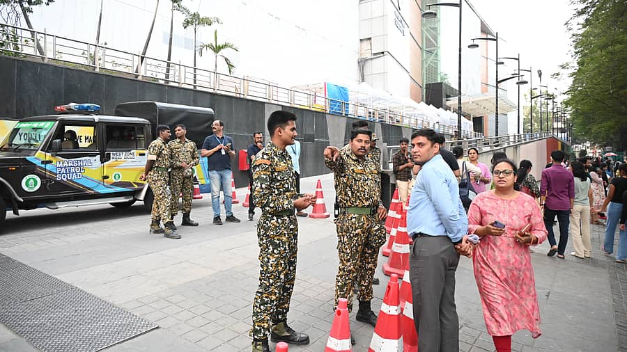 ಆಸ್ತಿ ತೆರಿಗೆ ಪಾವತಿ ಮಾಡದ ಮಂತ್ರಿ ಮಾಲ್‌ಗೆ ಬಿಬಿಎಂಪಿ ಅಧಿಕಾರಿಗಳು ಶನಿವಾರ ಬೀಗ ಹಾಕಿದರು. –ಪ್ರಜಾವಾಣಿ ಚಿತ್ರ