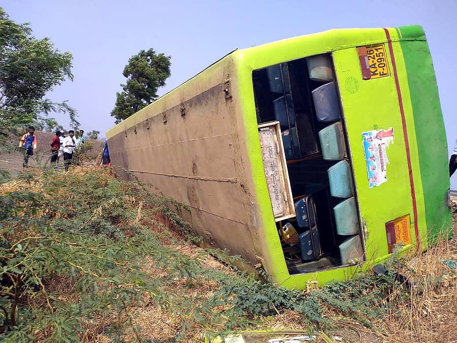 ಗಜೇಂದ್ರಗಡದಿಂದ ಗದಗ ನಗರಕ್ಕೆ ತೆರಳುತ್ತಿದ್ದ ಬಸ್ ಕೊಡಗಾನೂರ ಗ್ರಾಮದ ಬಳಿ ಪಲ್ಟಿಯಾಗಿರುವುದು