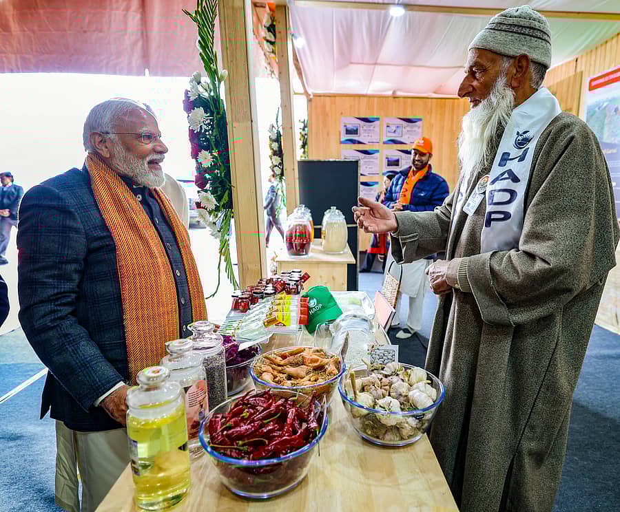 <div class="paragraphs"><p>ಶ್ರೀನಗರದಲ್ಲಿ ಗುರುವಾರ ಹಮ್ಮಿಕೊಂಡಿದ್ದ ‘ವಿಕಸಿತ ಭಾರತ, ವಿಕಸಿತ ಜಮ್ಮು–ಕಾಶ್ಮೀರ’ ಕಾರ್ಯಕ್ರಮ ಸಂದರ್ಭದಲ್ಲಿ ಪ್ರಧಾನಿ ನರೇಂದ್ರ ಮೋದಿ ಅವರು ವ್ಯಾಪಾರಿಯೊಬ್ಬರ ಜೊತೆ ಮಾತನಾಡಿದರು</p></div>