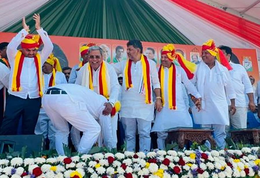 ರಾಮನಗರದಲ್ಲಿ ಗುರುವಾರ ನಾಮಪತ್ರ ಸಲ್ಲಿಸಿದ ಬೆಂಗಳೂರು ಗ್ರಾಮಾಂತರ ಕ್ಷೇತ್ರದ ಕಾಂಗ್ರೆಸ್ ಅಭ್ಯರ್ಥಿ ಡಿ.ಕೆ. ಸುರೇಶ್ ಅವರು ಬಹಿರಂಗ ಸಭೆಯಲ್ಲಿ ಮುಖ್ಯಮಂತ್ರಿ ಸಿದ್ದರಾಮಯ್ಯ ಕಾಲಿಗೆ ನಮಸ್ಕರಿಸಿ ಆಶೀರ್ವಾದ ಪಡೆದರು. ಕುಣಿಗಲ್ ಶಾಸಕ ಡಾ. ರಂಗನಾಥ್, ಉಪ ಮುಖ್ಯಮಂತ್ರಿ ಡಿ.ಕೆ. ಶಿವಕುಮಾರ್, ರಾಮನಗರ ಶಾಸಕ ಇಕ್ಬಾಲ್ ಹುಸೇನ್ ವೇದಿಕೆಯಲ್ಲಿದ್ದರು.