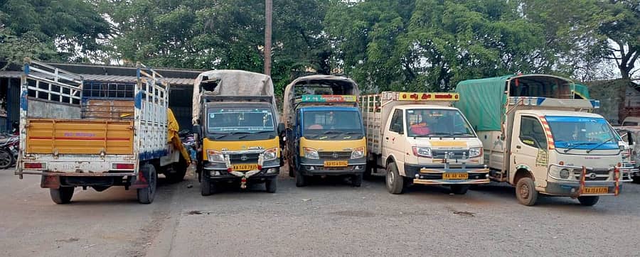ಶಿರಾಳಕೊಪ್ಪ ಪೊಲೀಸ್‌ ಠಾಣೆಯಲ್ಲಿ ಜಾನುವಾರುಗಳನ್ನು ಅಕ್ರಮವಾಗಿ ಸಾಗಣೆ ಮಾಡುತ್ತಿದ್ದ ವಾಹನಗಳನ್ನು ವಶಪಡಿಸಿಕೊಂಡಿರುವುದು