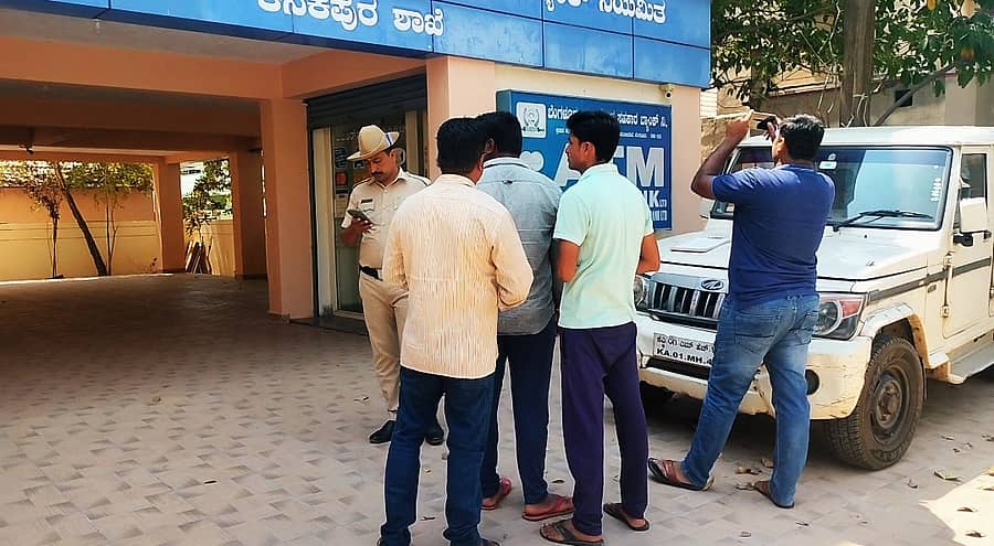 ಕನಕಪುರ ಬಿಡಿಸಿಸಿ ಬ್ಯಾಂಕಿನಲ್ಲಿ ಸ್ಕೂಟರ್ನಲ್ಲಿ ಹಣ ಕಳ್ಳತನ ಆಗಿದ್ದ ಜಾಗವನ್ನು ಪರಿಶೀಲನೆ ನಡೆಸಿದ ಪೊಲೀಸರು