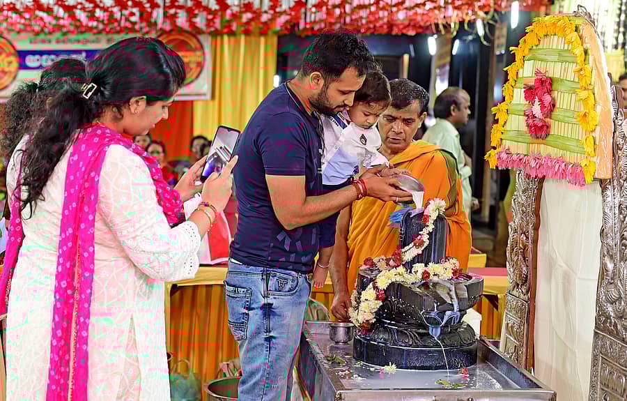 <div class="paragraphs"><p>ಹನುಮಂತ ನಗರದಲ್ಲಿರುವ ಶ್ರೀ ಶೇಷ ಮಹಾಬಲಮುರಿ ಗಣಪತಿ ದೇವಸ್ಥಾನದಲ್ಲಿ ಭಕ್ತಾದಿಗಳು ಶಿವಲಿಂಗಕ್ಕೆ ಹಾಲೆರೆದರು –</p></div>