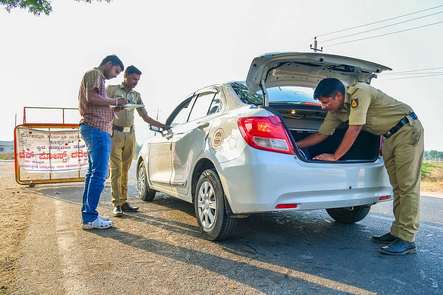 ಕೊಪ್ಪಳ ಸಮೀಪದ ದದೇಗಲ್ನಲ್ಲಿರುವ ಚೆಕ್ಪೋಸ್ಟ್ನಲ್ಲಿ ಕಾರ್ಯನಿರತರಾಗಿದ್ದ ಸಿಬ್ಬಂದಿ –ಪ್ರಜಾವಾಣಿ ಚಿತ್ರಗಳು/ಭರತ್ ಕಂದಕೂರ