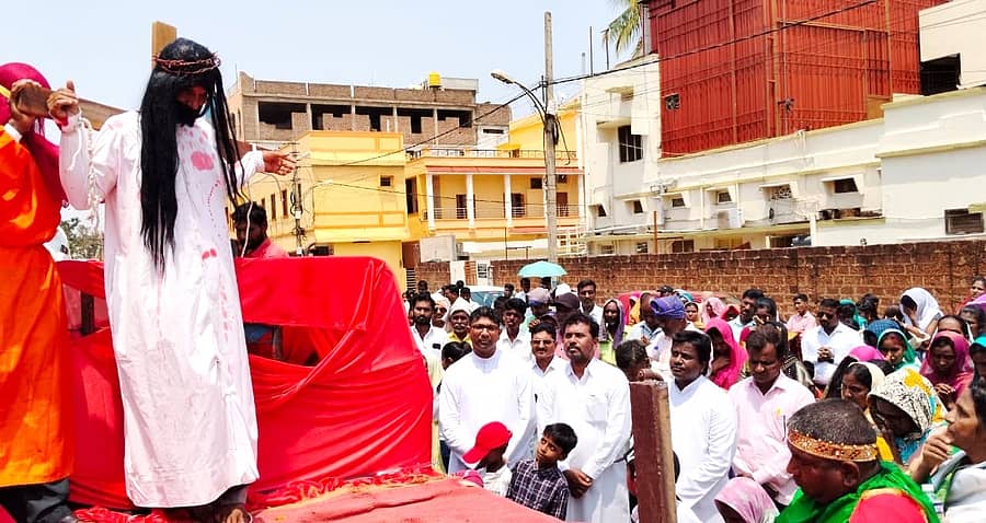 ಯೇಸು ಕ್ರಿಸ್ತ್ರನ್ನು ಶಿಲುಬೆಗೇರಿಸಿದ ರೂಪಕವನ್ನು ಬೀದರ್ನಲ್ಲಿ ಶುಕ್ರವಾರ ಪ್ರದರ್ಶಿಸಲಾಯಿತು