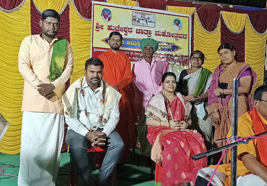ಬೀಳಗಿಯ ಹುಚ್ಚೇಶ್ವರ ಜಾತ್ರಾ ಮಹೋತ್ಸವದ ಪ್ರವಚನ ಕಾರ್ಯಕ್ರಮದಲ್ಲಿ ಸಾಧಕರನ್ನು ಸ್ವಾಮೀಜಿ ಸನ್ಮಾನಿಸಿದರು
