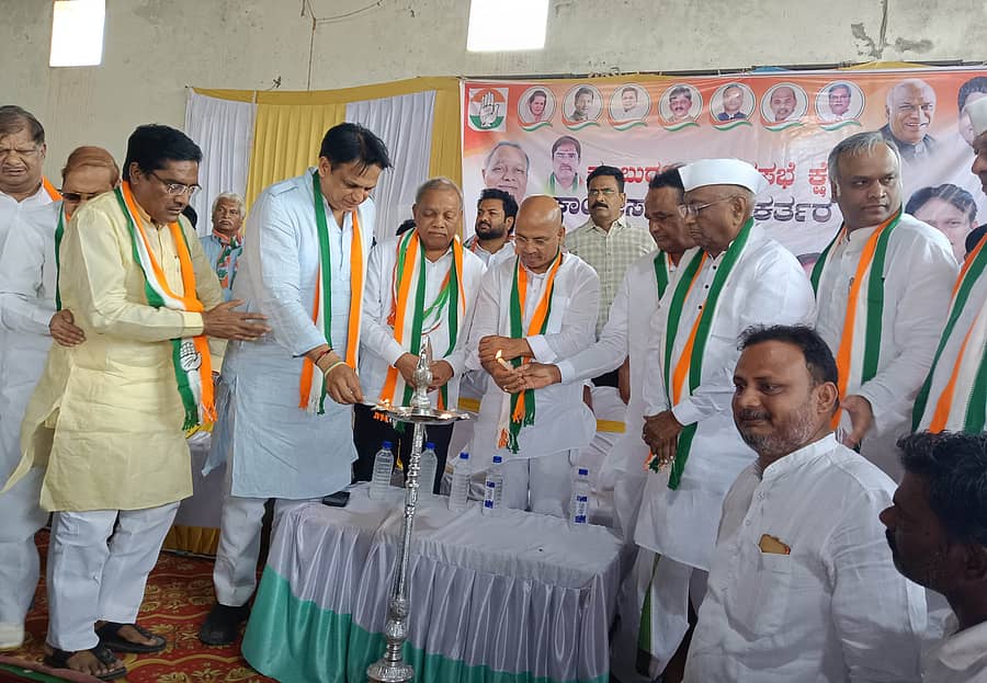 ಜೇವರ್ಗಿ ಪಟ್ಟಣದ ಮಹಿಬೂಬ್ ಫಂಕ್ಷನ್ ಹಾಲ್ನಲ್ಲಿ ಶುಕ್ರವಾರ ಆಯೋಜಿಸಿದ್ದ ಕಾಂಗ್ರೆಸ್ ಕಾರ್ಯಕರ್ತರ ಸಭೆಯನ್ನು ಸಚಿವ ಡಾ.ಶರಣಪ್ರಕಾಶ ಪಾಟೀಲ ಉದ್ಘಾಟಿಸಿದರು. ಸಚಿವ ಪ್ರಿಯಾಂಕ್ ಖರ್ಗೆ, ಕಾಂಗ್ರೆಸ್ ಅಭ್ಯರ್ಥಿ ರಾಧಾಕೃಷ್ಣ ದೊಡ್ಡಮನಿ, ಕೆಕೆಆರ್ಡಿಬಿ ಅಧ್ಯಕ್ಷ ಡಾ. ಅಜಯ್ ಸಿಂಗ್, ಶಾಸಕರಾದ ಎಂ.ವೈ. ಪಾಟೀಲ, ಅಲ್ಲಮಪ್ರಭು ಪಾಟೀಲ, ತಿಪ್ಪಣ್ಣಪ್ಪ ಕಮಕನೂರ ಭಾಗವಹಿಸಿದ್ದರು