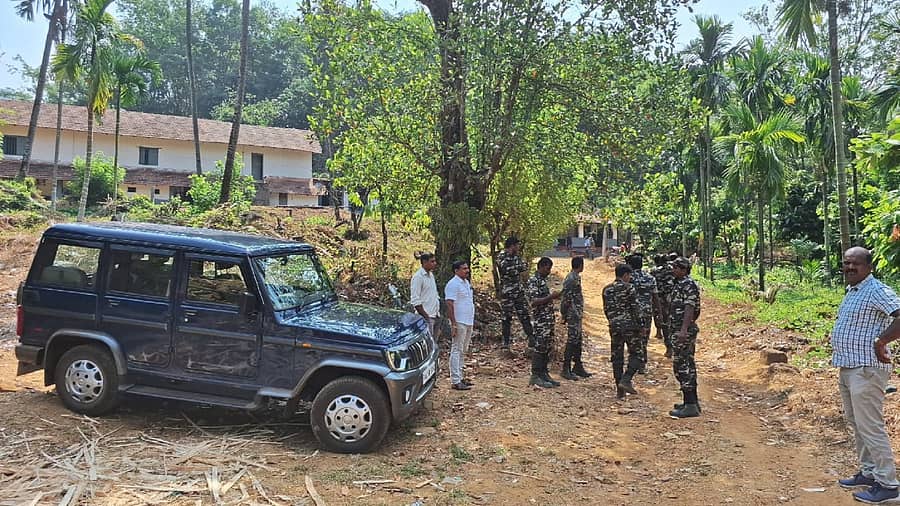 ನಕ್ಸಲ್ ನಿಗ್ರಹ ಪಡೆಯ ಸಿಬ್ಬಂದಿ ಹಾಗೂ ಪೊಲೀಸರು ಶಂಕಿತ ನಕ್ಸಲರು ಬಂದಿದ್ದರು ಎನ್ನಲಾದ ಕೊಡಗು ಜಿಲ್ಲೆಯ ಮಡಿಕೇರಿ ತಾಲ್ಲೂಕಿನ ಕಡಮಕಲ್ ಸಮೀಪದ ಕೂಜಿಮಲೆಗೆ ಸೋಮವಾರ ಭೇಟಿ ನೀಡಿ ಸ್ಥಳೀಯರಿಂದ ಮಾಹಿತಿ ಪಡೆದರು