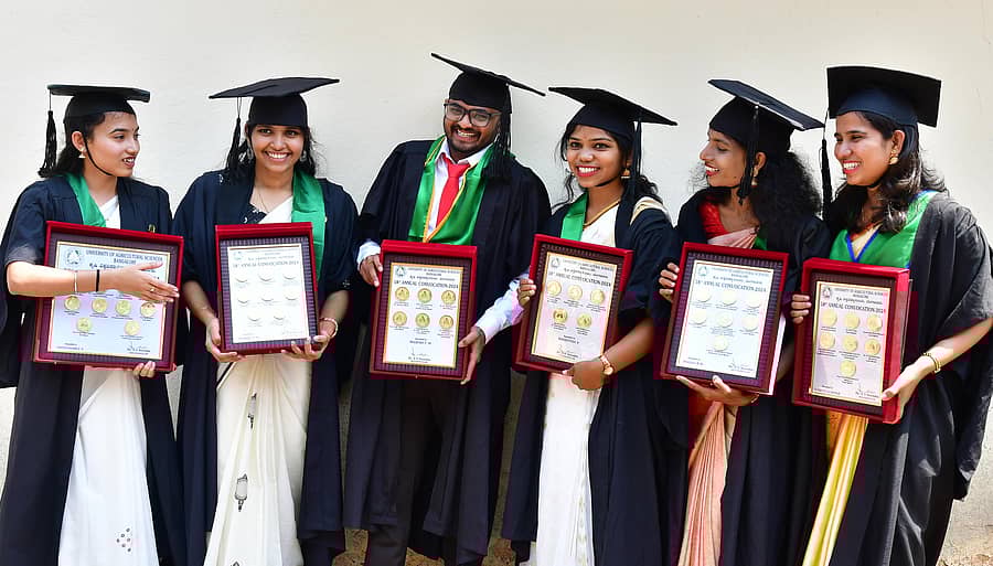 <div class="paragraphs"><p>ಬೆಂಗಳೂರು ಕೃಷಿ ವಿಶ್ವವಿದ್ಯಾಲಯ ಸೋಮವಾರ ಆಯೋಜಿಸಿದ್ದ 58ನೇ ಘಟಿಕೋತ್ಸವದಲ್ಲಿ ಅತಿ ಹೆಚ್ಚು ಚಿನ್ನದ ಪದಕಗಳನ್ನು ಪಡೆದ ಸ್ನೇಹಶ್ರೀ ಎಸ್., ಟಿ.ಎಂ.ಅಪರ್ಣಾ, ಸಿ.ಎಂ.ರಾಜೇಶ್, ಎಸ್.ನಂದಿತಾ ಎಸ್., ಆರ್.ಆರ್.ಪೂಜಾ, ಶ್ರೇಯಾ ಎಸ್. ಹಂಜಿ ಸಂಭ್ರಮಿಸಿದರು. </p></div>