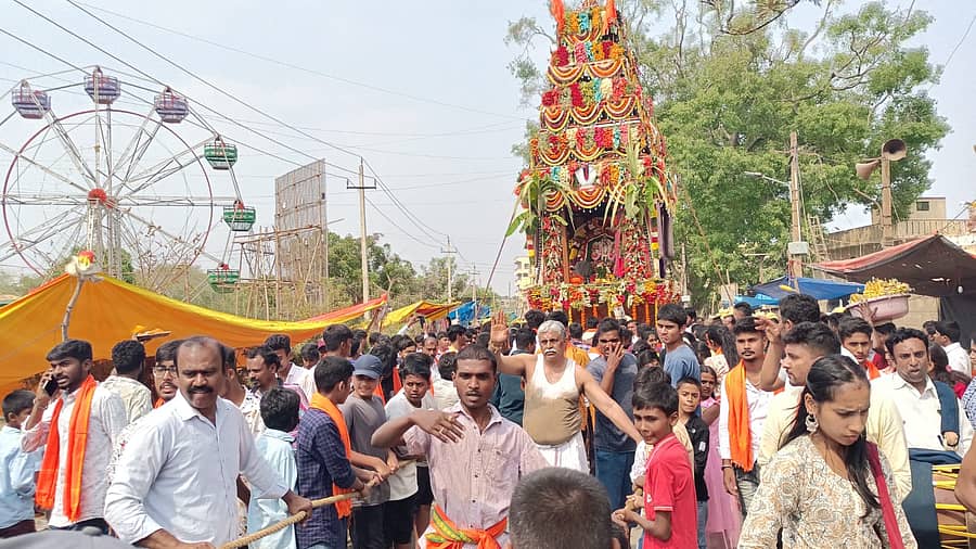 ಆನೇಕಲ್ ತಾಲ್ಲೂಕಿನ ಕಿತ್ತಗಾನಹಳ್ಳಿಯಲ್ಲಿ ಭೂನೀಳ ಸಮೇತ ಶ್ರೀನಿವಾಸ ರಥೋತ್ಸವ ನಡೆಯಿತು