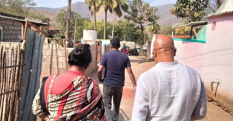 ಆವಲಹಳ್ಳಿ ಪೊಲೀಸ್ ಠಾಣಾ ವ್ಯಾಪ್ತಿಯಲ್ಲಿ ನಡೆದಿರುವ ಪೋಕ್ಸೋ ಪ್ರಕರಣದ ಕುರಿತು ಪರಿಶೀಲನೆಯಲ್ಲಿ ತೊಡಗಿರುವ ಒಡನಾಡಿ ಸ್ಟಾö್ಯನ್ಲಿ ಮತ್ತು ಜಿಲ್ಲಾ ಮಕ್ಕಳ ರಕ್ಷಣಾ ಘಟಕದ ಅಧಿಕಾರಿಗಳು.