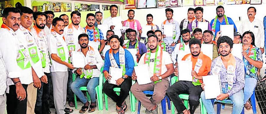 <div class="paragraphs"><p>ಕೃಷ್ಣರಾಜ ವಿಧಾನಸಭಾ ಕ್ಷೇತ್ರದ ಕಾಂಗ್ರೆಸ್‌ನ ವಾರ್ಡ್ ಅಧ್ಯಕ್ಷ ಹಾಗೂ ಉಪಾಧ್ಯಕ್ಷ ಸ್ಥಾನಗಳಿಗೆ ಆಯ್ಕೆಯಾದವರಿಗೆ ನೇಮಕಾತಿ ಪತ್ರಗಳನ್ನು ಪಕ್ಷದ ಮುಖಂಡ ಎಂ.ಕೆ.ಸೋಮಶೇಖರ್‌ ಮಂಗಳವಾರ ನೀಡಿದರು</p></div>