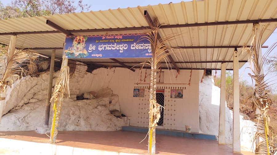 ರಟ್ಟೀಹಳ್ಳಿ ತಾಲ್ಲೂಕು ಜೋಕನಾಳ ಗ್ರಾಮದ ಹತ್ತಿರ ಭಗವತಿ ಕೆರೆ ದಡದಲ್ಲಿರುವ ಭಗವತೇಶ್ವರಿ ದೇವಸ್ಥಾನ