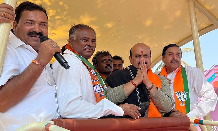 ಹಾನಗಲ್‌ ತಾಲ್ಲೂಕಿನ ಮಾಸನಕಟ್ಟಿ ಗ್ರಾಮದಲ್ಲಿ ಹಾವೇರಿ ಲೋಕಸಭೆ ಕ್ಷೇತ್ರದ ಬಿಜೆಪಿ ಅಭ್ಯರ್ಥಿ ಬಸವರಾಜ ಬೊಮ್ಮಾಯಿ ಮಂಗಳವಾರ ರೋಡ್ ಶೋ ನಡೆಸಿ ಮತಯಾಚಿಸಿದರು