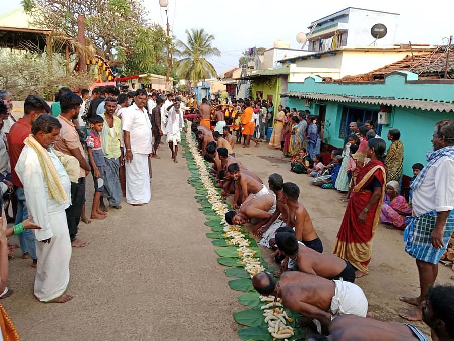 ಸಿರಿಗೆರೆ ಸಮೀಪದ ಚಿಕ್ಕೇನಹಳ್ಳಿ ಗ್ರಾಮದಲ್ಲಿ ಸೋಮವಾರ ಕಾಳು ಹಬ್ಬದ ಅಂಗವಾಗಿ ಬಾಳೆಹಣ್ಣಿನ ಎಡೆಗಳನ್ನು ದಾಸಯ್ಯಗಳು ಮಂಡಿಯೂರಿ ಸ್ವೀಕರಿಸಿದರು