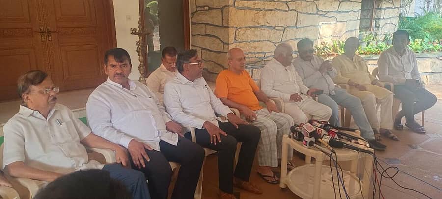 <div class="paragraphs"><p>ಬೆಳಗಾವಿಯ ಕ್ಯಾಂಪ್ ಪ್ರದೇಶದ ಪ್ರಭಾಕರ ಕೋರೆ ಅವರ ನಿವಾಸದಲ್ಲಿ ಬಿಜೆಪಿ ಮುಖಂಡರು ಶುಕ್ರವಾರ ಸಭೆ ನಡೆಸಿದರು</p></div>