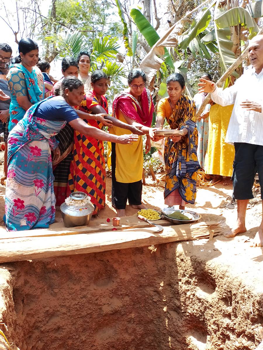 ಶಿರಸಿಯ ಗಣೇಶನಗರದ ಅಂಗನವಾಡಿ ಬಳಿ ತಾವು ತೋಡಿದ ಬಾವಿಗೆ ಗೌರಿ ನಾಯ್ಕ ಬುಧವಾರ ಪೂಜೆ ಸಲ್ಲಿಸಿದರು
