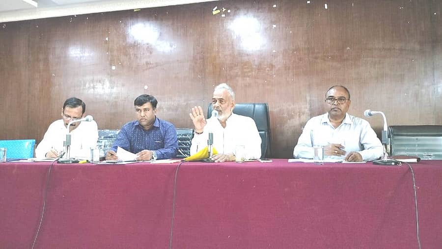 ಅರಕಲಗೂಡಿನಲ್ಲಿ ನಡೆದ ಸಭೆಯಲ್ಲಿ ಶಾಸಕ ಎ.ಮಂಜು ಮಾತನಾಡಿದರು. ಬಸವರೆಡ್ಡಪ್ಪ ರೋಣದ್, ಆಶೋಕ್, ಕುಸುಮಾಧರ್ ಭಾಗವಹಿಸಿದ್ದರು