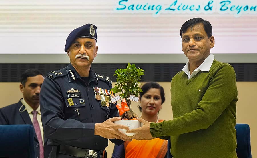 <div class="paragraphs"><p>ಅತುಲ್ ಕರ್ವಾಲ್ (ಎಡಗಡೆ ಇರುವವರು)</p></div>