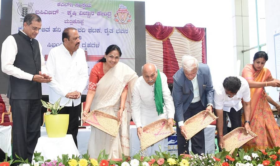 ಬೆಳಗಾವಿ ಜಿಲ್ಲೆಯ ಮತ್ತಿಕೊಪ್ಪ ಬಳಿಯ ಕೃಷಿ ವಿಜ್ಞಾನ ಕೇಂದ್ರದಲ್ಲಿ ನಿರ್ಮಿಸಿದ ರೈತರ ಭವನ, ಸಿಬ್ಬಂದಿ ವಸತಿಗೃಹ ಹಾಗೂ ಹನಿ ನೀರಾವರಿ ಘಟಕವನ್ನು ಸಚಿವೆ ಶೋಭಾ ಕರಂದ್ಲಾಜೆ ಶನಿವಾರ ಉದ್ಘಾಟಿಸಿದರು