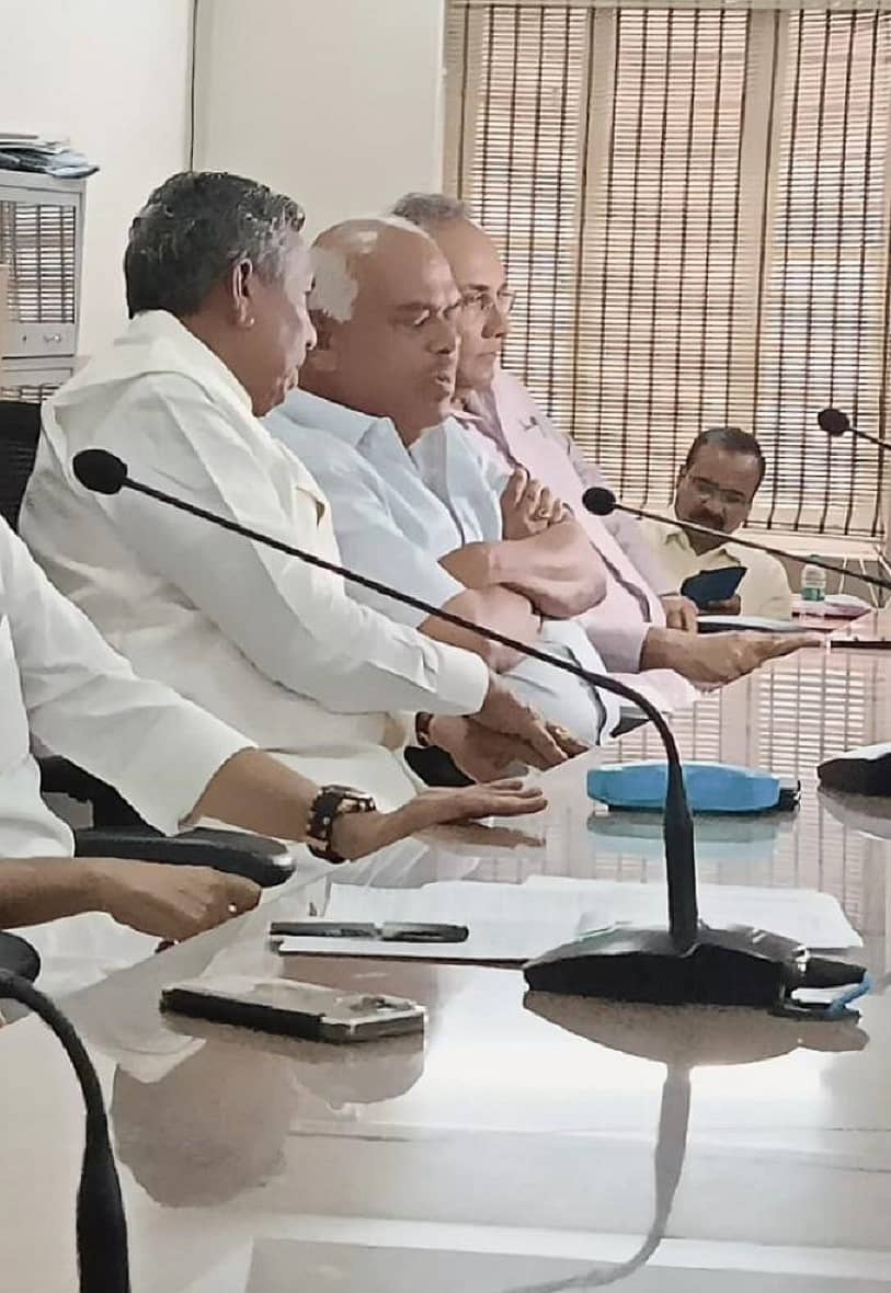 ಬೆಂಗಳೂರಿನಲ್ಲಿ ಶನಿವಾರ ನಡೆದ ಸಭೆಯಲ್ಲಿ ಆಹಾರ ಸಚಿವ ಕೆ.ಎಚ್.ಮುನಿಯಪ್ಪ ಹಾಗೂ ಮಾಜಿ ಸ್ಪೀಕರ್ ಕೆ.ಆರ್.ರಮೇಶ್ ಕುಮಾರ್ ಪರಸ್ಪರ ಚರ್ಚೆಯಲ್ಲಿ ತೊಡಗಿದ್ದರು