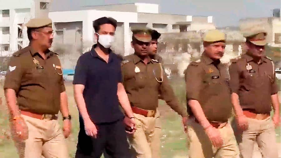 ಭಾನುವಾರ ಎಲ್ವಿಶ್ನನ್ನು ಬಂಧಿಸಿದ್ದ ಪೊಲೀಸರು, ಬುಧವಾರ ಆತನನ್ನು ನ್ಯಾಯಾಲಯಕ್ಕೆ ಹಾಜರುಪಡಿಸಲು ಕರೆದುಕೊಂಡು ಹೋಗುತ್ತಿರುವುದು