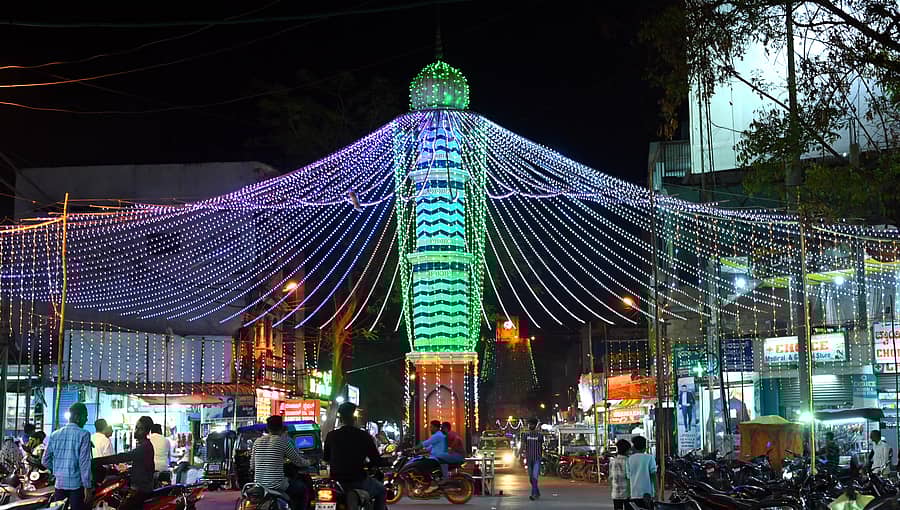 ಬೀದರ್‌ನ ಮಹಮೂದ್‌ ಗಾವಾನ್‌ ವೃತ್ತವನ್ನು ವಿದ್ಯುತ್‌ ದೀಪಗಳಿಂದ ಅಲಂಕರಿಸಿರುವುದು
